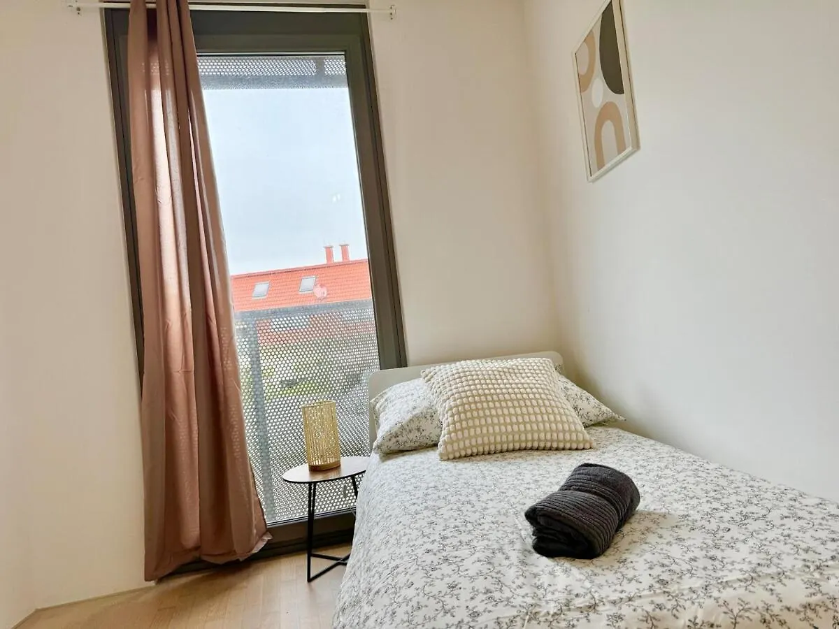 90 M2 Stylish 4 Room Apartment With Parking Vienna 0*,  Austria